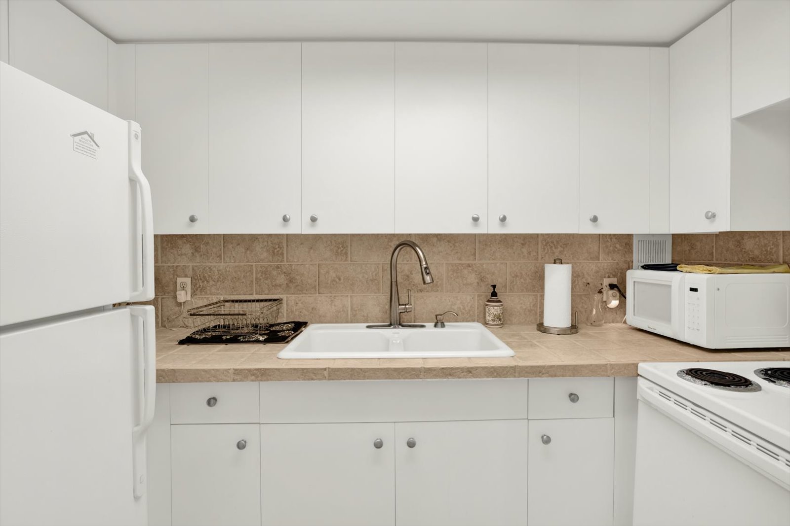 Kitchen w upgraded countertop, sink and back splash.